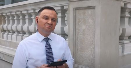 Andrzej Duda przyjął wyzwanie. Rapuje w ramach #Hot16Challenge2