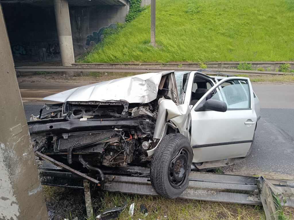 Lublin: Skoda wypadła z drogi i uderzyła w słup. Kierowca ranny, są utrudnienia w ruchu (zdjęcia)