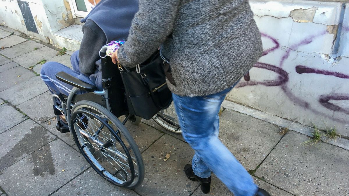 Praca opiekunki osób starszych potrafi być wymagająca - zdjecie 