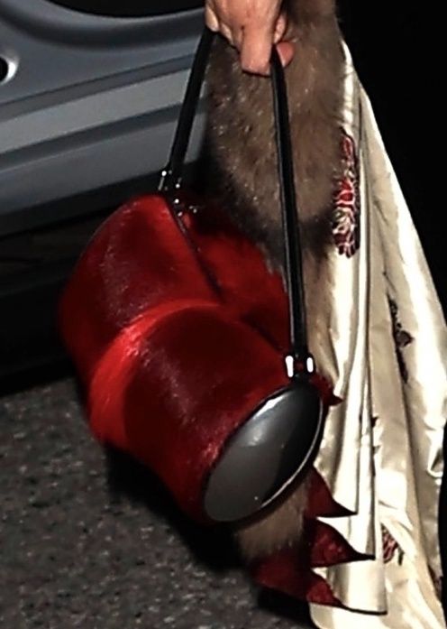 Kim Kardashian pędzi na świąteczne spotkanie