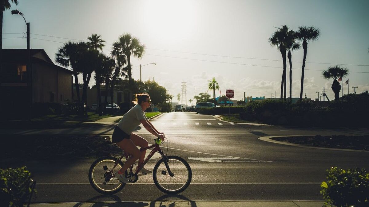 Kobieta na rowerze w mieście