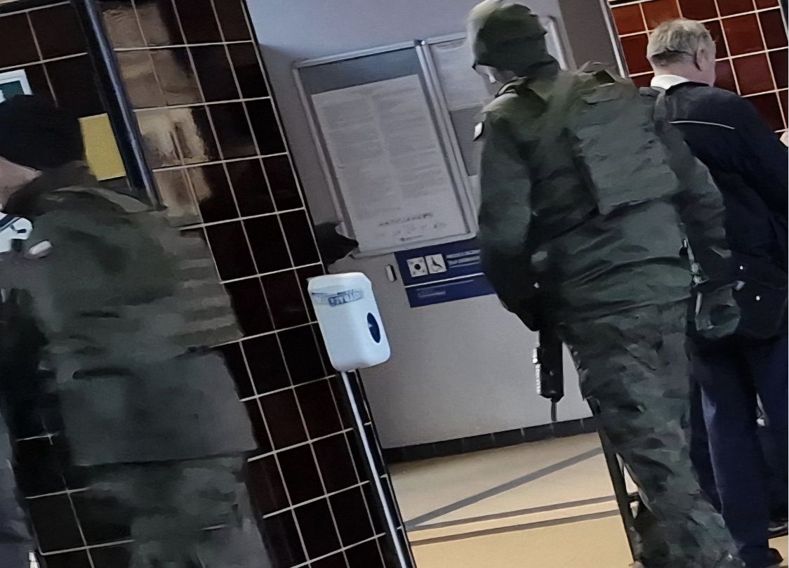 Miejsca strategiczne pod ochroną. Wyszły patrole z długą bronią