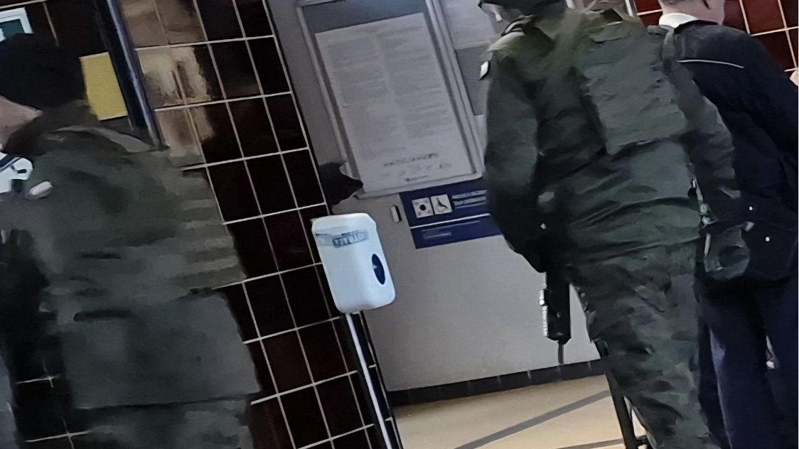 Wojskowe patrole z długą bronią pojawiły się we wtorek 