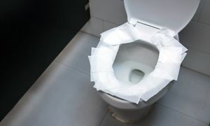 Kładziesz papier na desce w publicznej toalecie? Uważaj