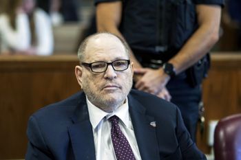 Weinstein znowu skazany. Modelka komentuje: "Nadal może krzywdzić"
