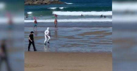 Plażowicze nie kryli zaskoczenia. Nagranie z hiszpańskiej plaży