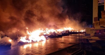 Pożar składowiska opon pod Lublinem. Z ogniem walczyło 21 zastępów straży pożarnej