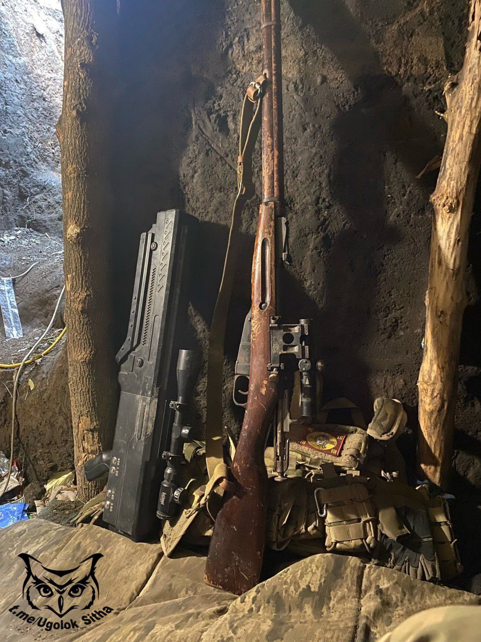 Chiński system antydronowy i karabin Mosin M1891/30 z celownikiem optycznym PU w rosyjskim okopie.  