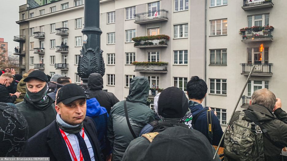 Przed palącym się mieszkaniem był Robert Bąkiewicz, organizator Marszu Niepodległości.