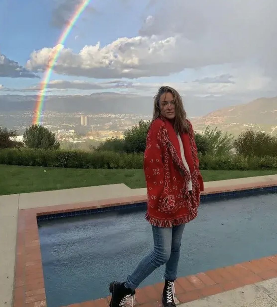 Alicja Bachleda-Curuś przy swoim basenie