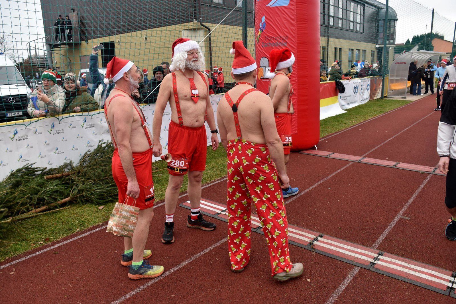 Bieg Mikołajkowy to nie tylko sportowa rywalizacja, ale przede wszystkim sposób na aktywne i radosne rozpoczęcie okresu świątecznego