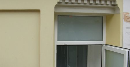 Noworodek pozostawiony w oknie życia w Wieluniu – dziecko trafiło do szpitala
