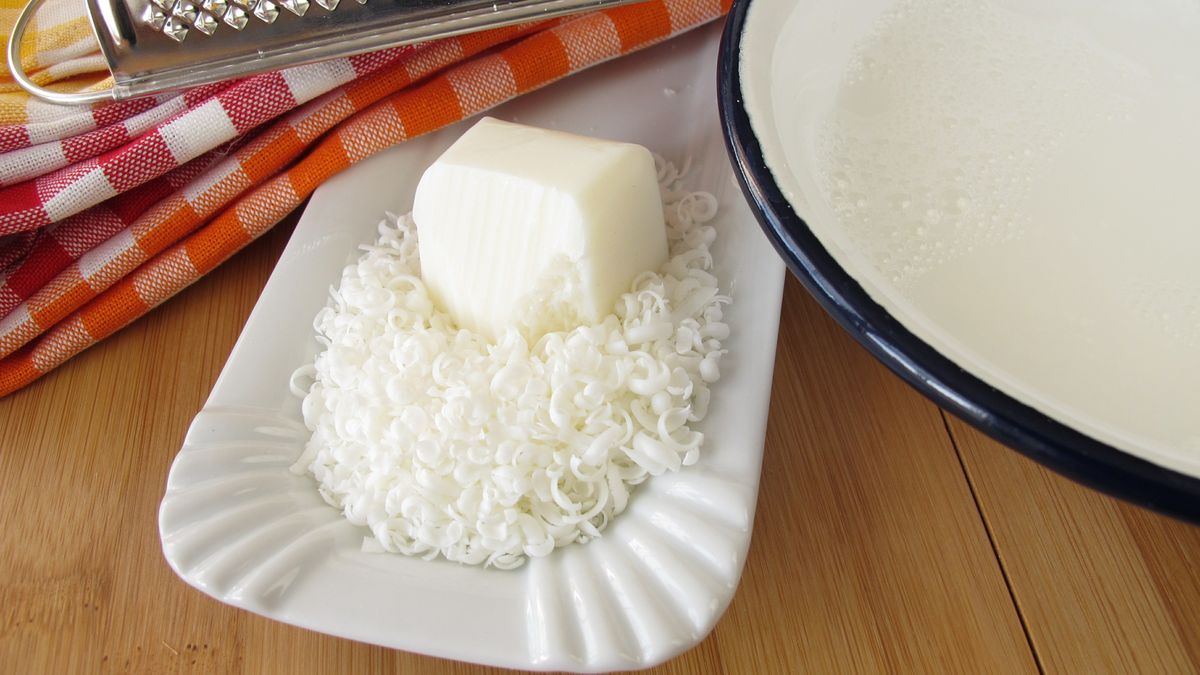 Zetrzyj szare mydło na tarce i dodaj do prania