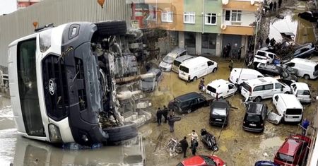 Sceny jak z filmu. Koszmarny widok na ulicach Stambułu po powodzi