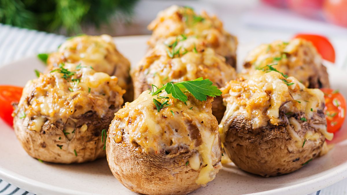 Pieczarki z mięsem mielonym podaję z sosem czosnkowym i sałatką