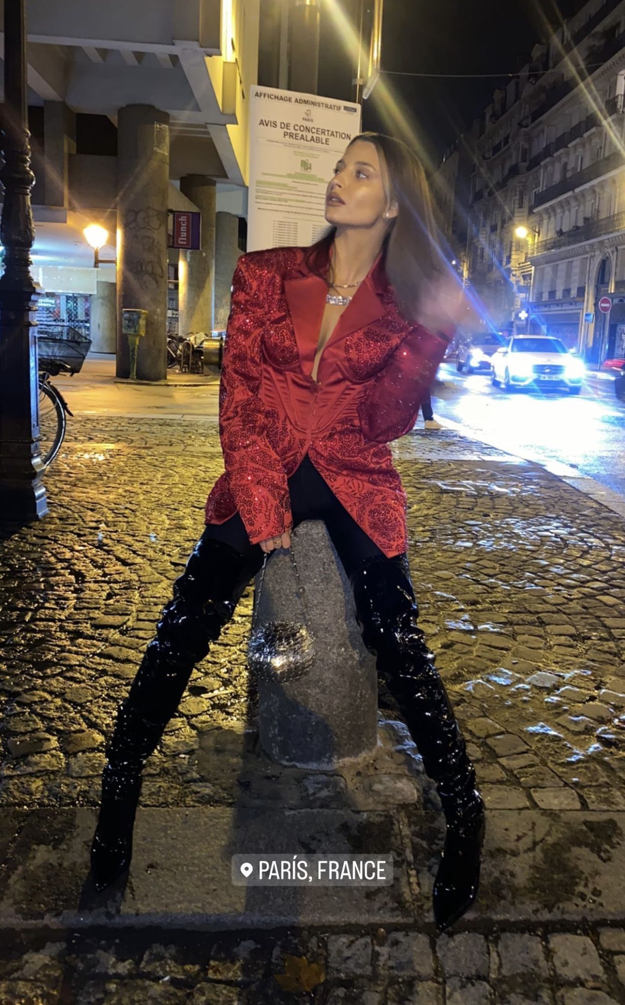 Aktorka doskonale wpisała się w nastrój nocnego i modnego Paryża
Instagram/juliawieniawa