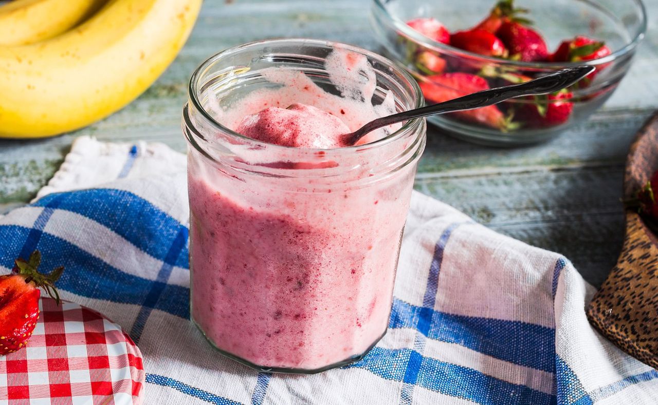 I blend cottage cheese with strawberries and pour it into molds. You can eat as much as you want because it doesn't make you gain weight.