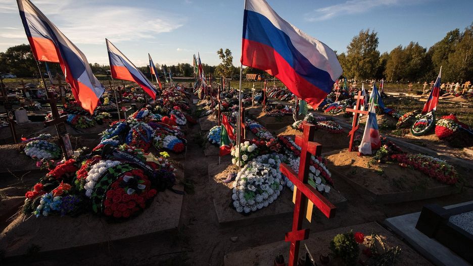 Mogiły poległych na wojnie z Ukrainą na cmentarzu w St. Petersburgu