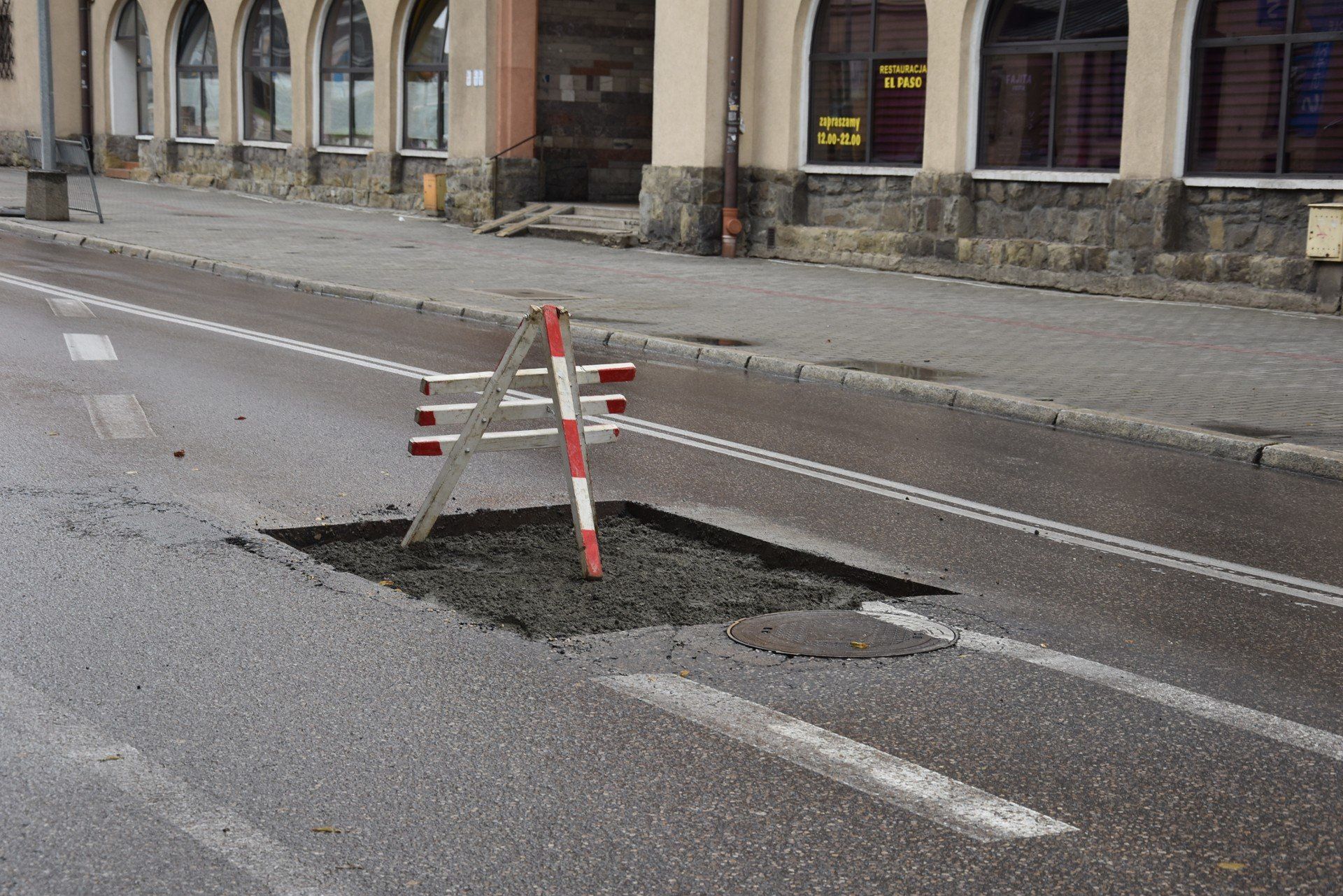 W środę pracownicy Tarnowskich Wodociągów wycięli w jezdni na ulicy Lwowskiej, w miejscu zapadliska, kolejną dziurę. Poprzednia, sprzed kilku dni, znajduje się kilkanaście metrów dalej