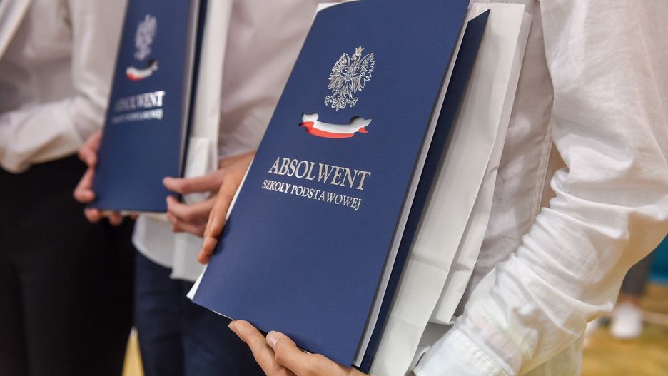 Uczniowie dostaną świadectwa 27 czerwca. Nauczyciele też coś dostaną?