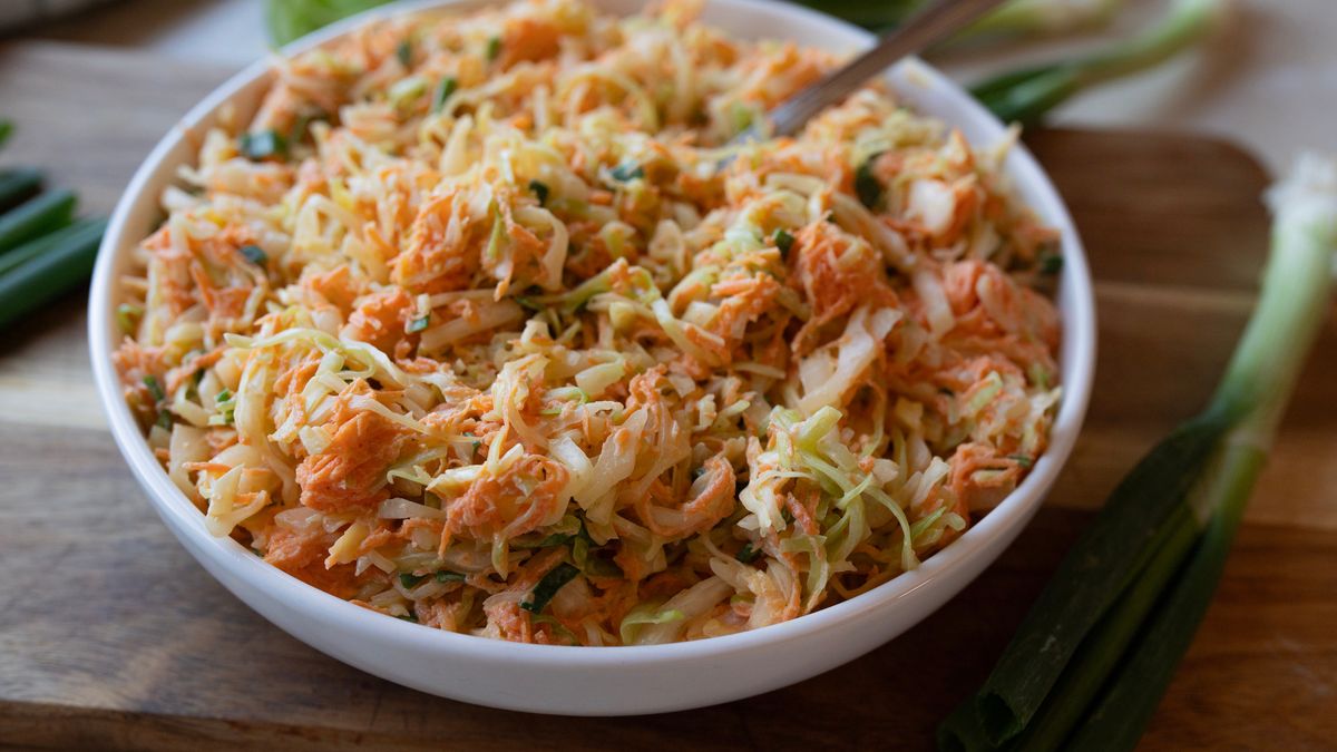 Coleslaw warto urozmaicić o inne warzywa korzeniowe