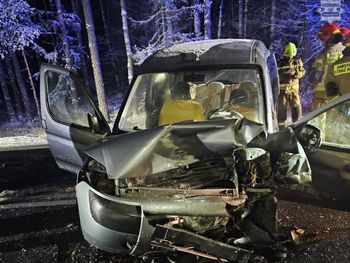 Tworóg: Nagle zjechał na lewy pas i zderzył się czołowo z oplem