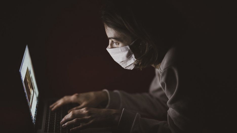 Śląskie. 26-latek z Katowic na portalu internetowym oferował rzekome szczepionki na COVID-19.