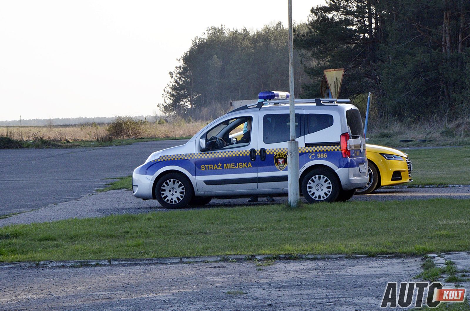 Prujące po lotnisku Audi TTS musiało wzbudzić zainteresowanie strażników miejskich