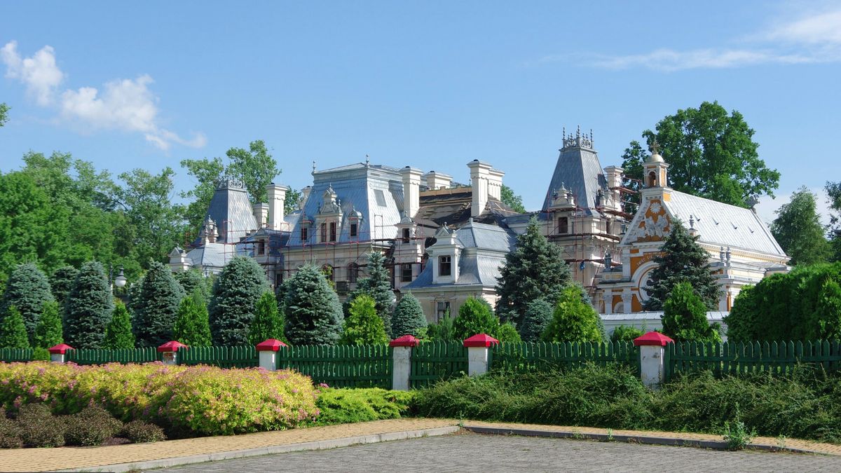 Odrestaurowany pałac i zespół parkowy w Guzowie