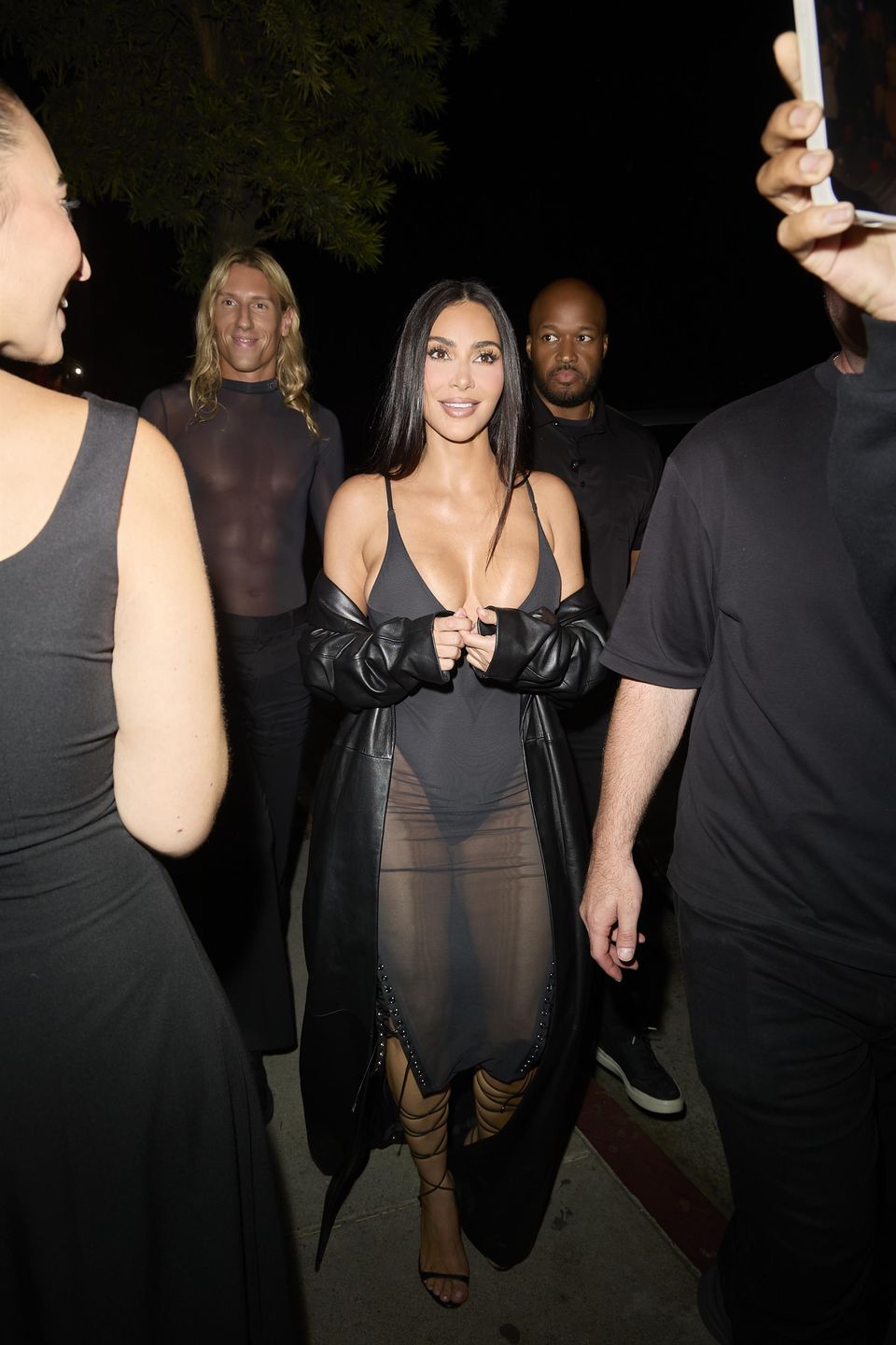 Kim Kardashian drepcze na kolację wystrojona w śmiałą kreację