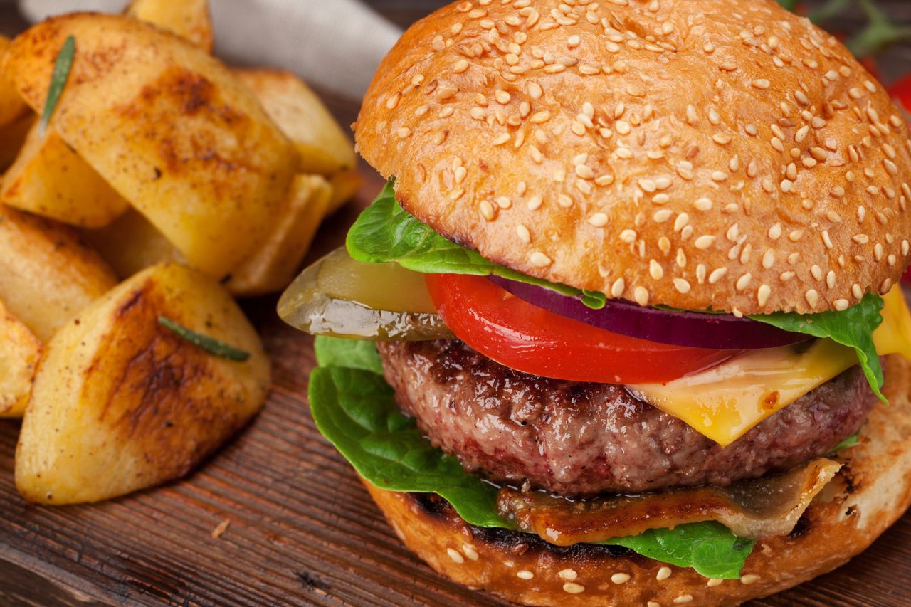 Zapomnij o fast foodach. Ten domowy burger z wołowiną to prawdziwy sztos