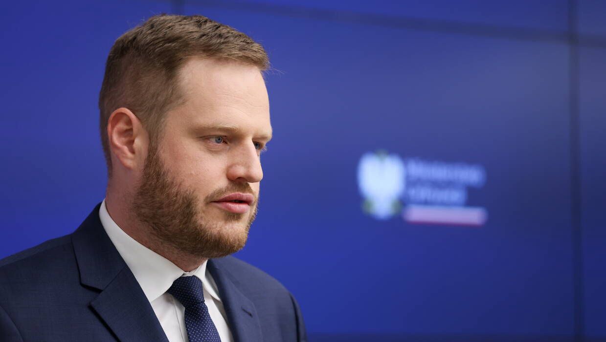 Minister Cyfryzacji janusz Cieszyński zapowiada wzmocnienie jednostek odpowiedzialnych za cyberbezpieczeństwo w naszym kraju.