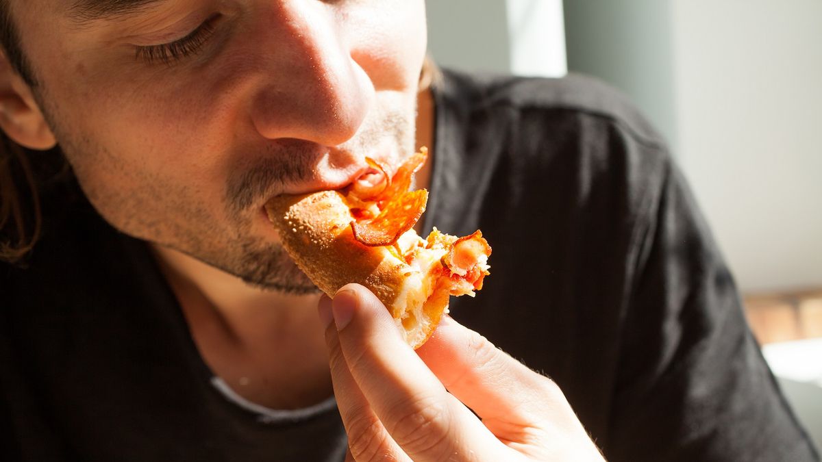 "Refeeding syndrome" może dotykać osoby chorujące na nowotwór lub stosujące długie głodówki