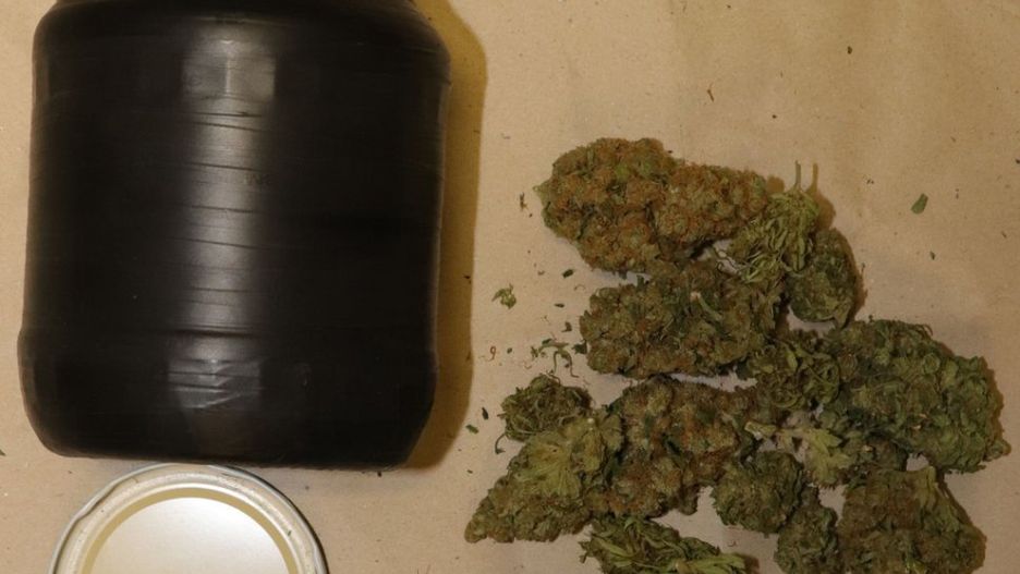 Blisko kilogram narkotyków znaleźli policjanci u mieszkańca Łaz.
