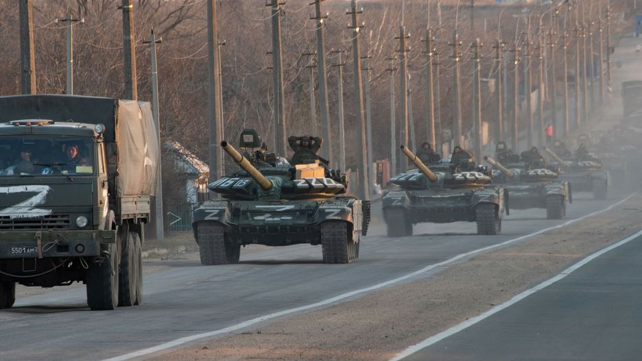 Wojna w Ukrainie - sytuacja w MariupoluMandatory Credit: Photo by Maximilian Clarke/SOPA Images/Shutterstock (12863989q)  A column of tanks marked with the Z symbol stretches into the distance as they proceed northwards along the Mariupol-Donetsk highway. The battle between Russian / Pro Russian forces and the defencing Ukrainian forces lead by Azov battalion continues in the port city of Mariupol.  Military conflict continues in Mariupol, Ukraine - 23 Mar 2022Maximilian Clarke/SOPA Images/Shutterstock