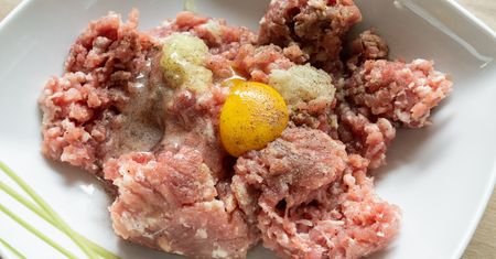 Babcia zawsze dodaje do mielonych. To dlatego smakują obłędnie
