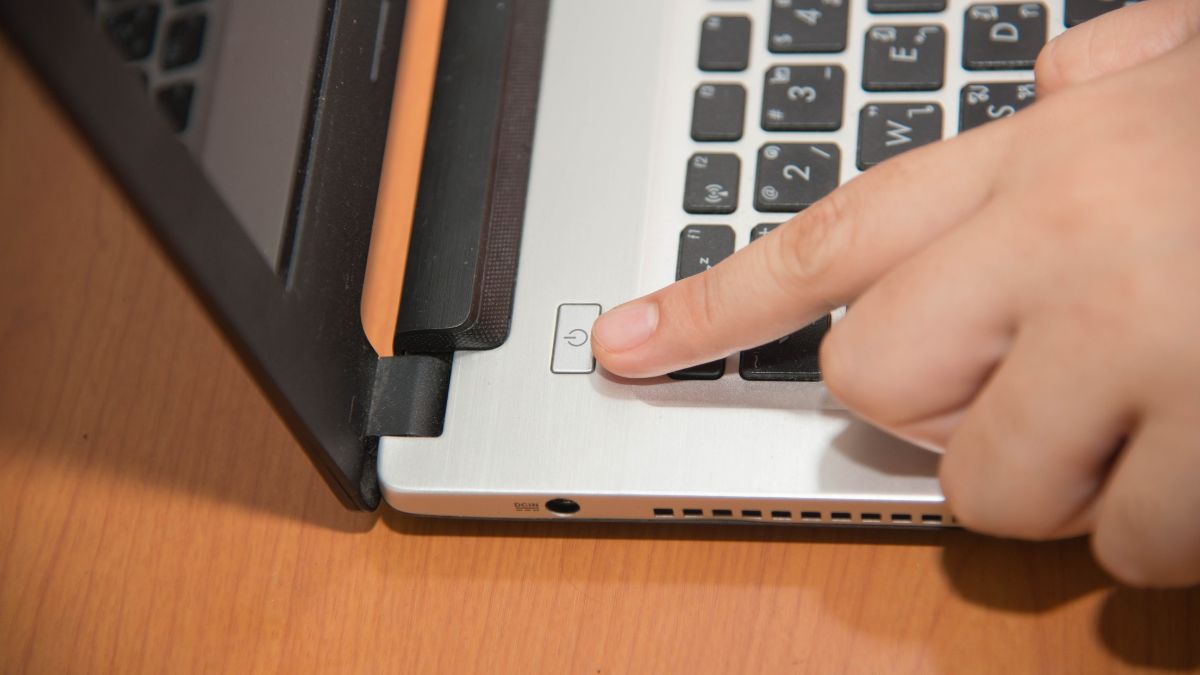 Lepiej wyłączać czy usypiać laptopa?