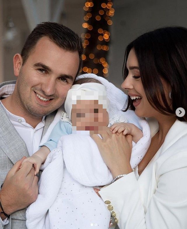 Zakochana Kaludia Halejcio z uśmiechem wpatruje się w swojego męża i córeczkę 