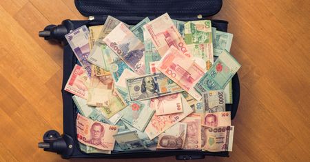 Co robią łapówkarze, kiedy wpadną? Szalone pomysły na pozbycie się pieniędzy