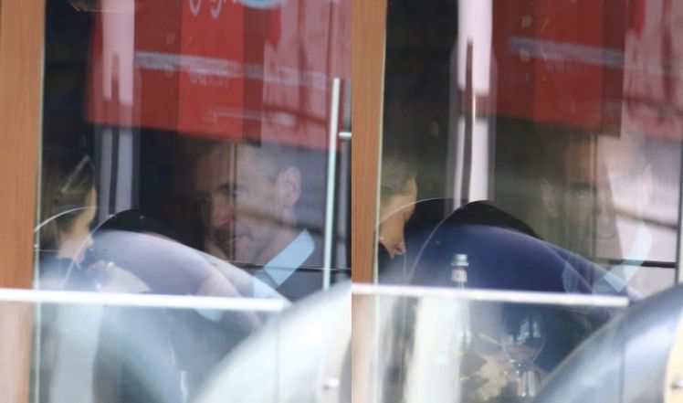 Piotr Kraśko z żoną i córką w restauracji