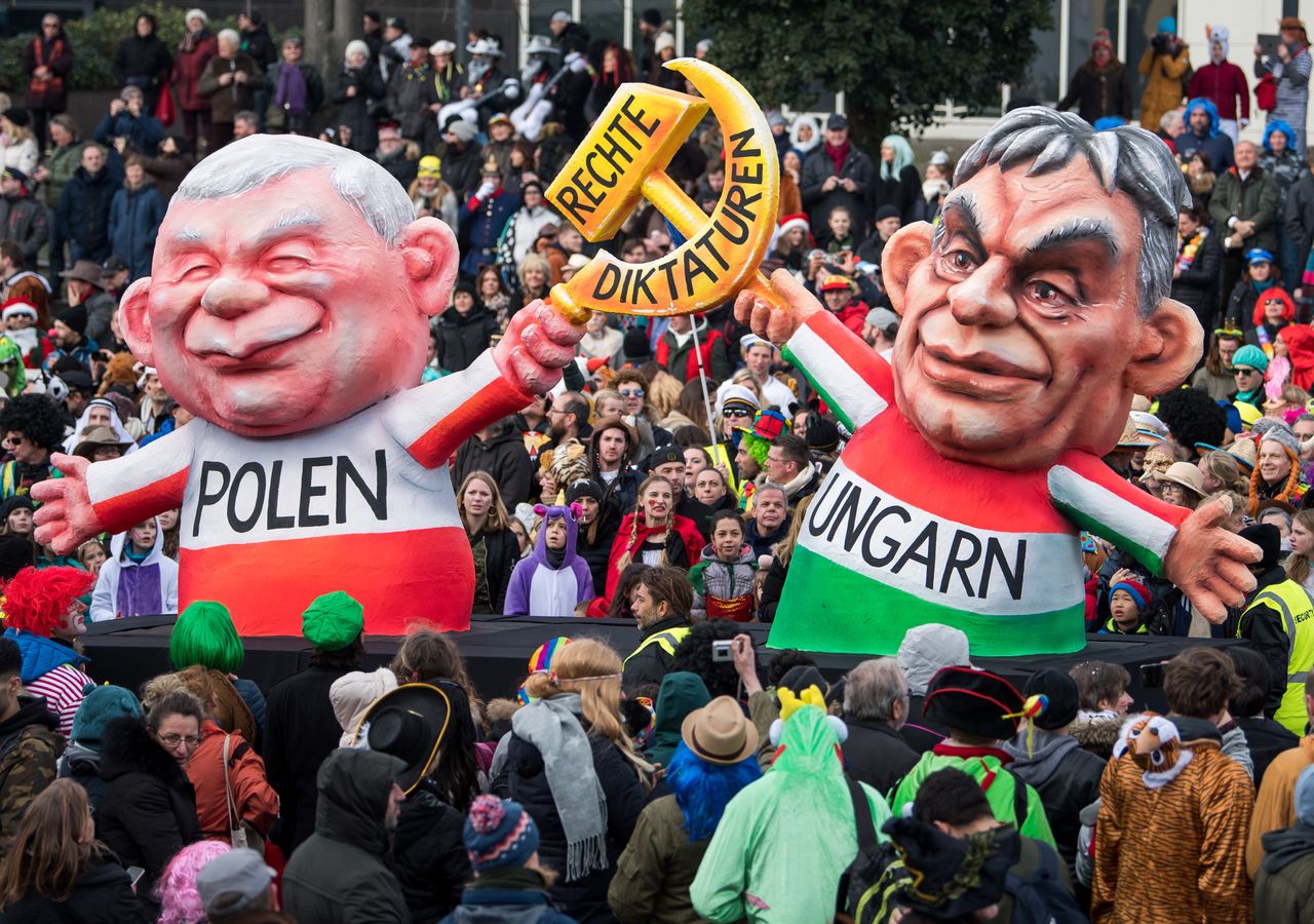 Karnawał w Dusseldorfie, z podobiznami Jarosława Kaczyńskiego i Viktora Orbana, trzymającymi symbole sierpa i młota z napisem "prawicowe dyktatury". Niemieckie karnawały słyną z niepoprawnych politycznie parad