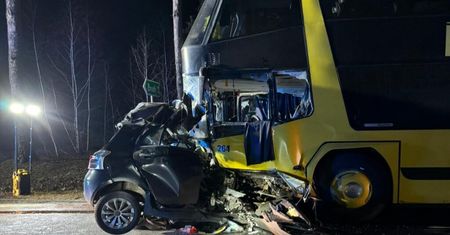 Czołowe zderzenie samochodu osobowego z autokarem. Jedna osoba nie żyje