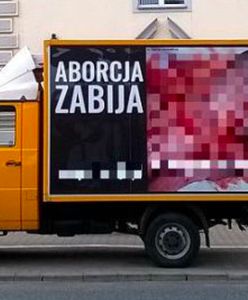Warszawa. Obywatelska blokada antyaborcyjnej furgonetki. Zatrzymali ją własnymi ciałami