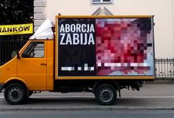 Warszawa. Obywatelska blokada antyaborcyjnej furgonetki. Zatrzymali ją własnymi ciałami