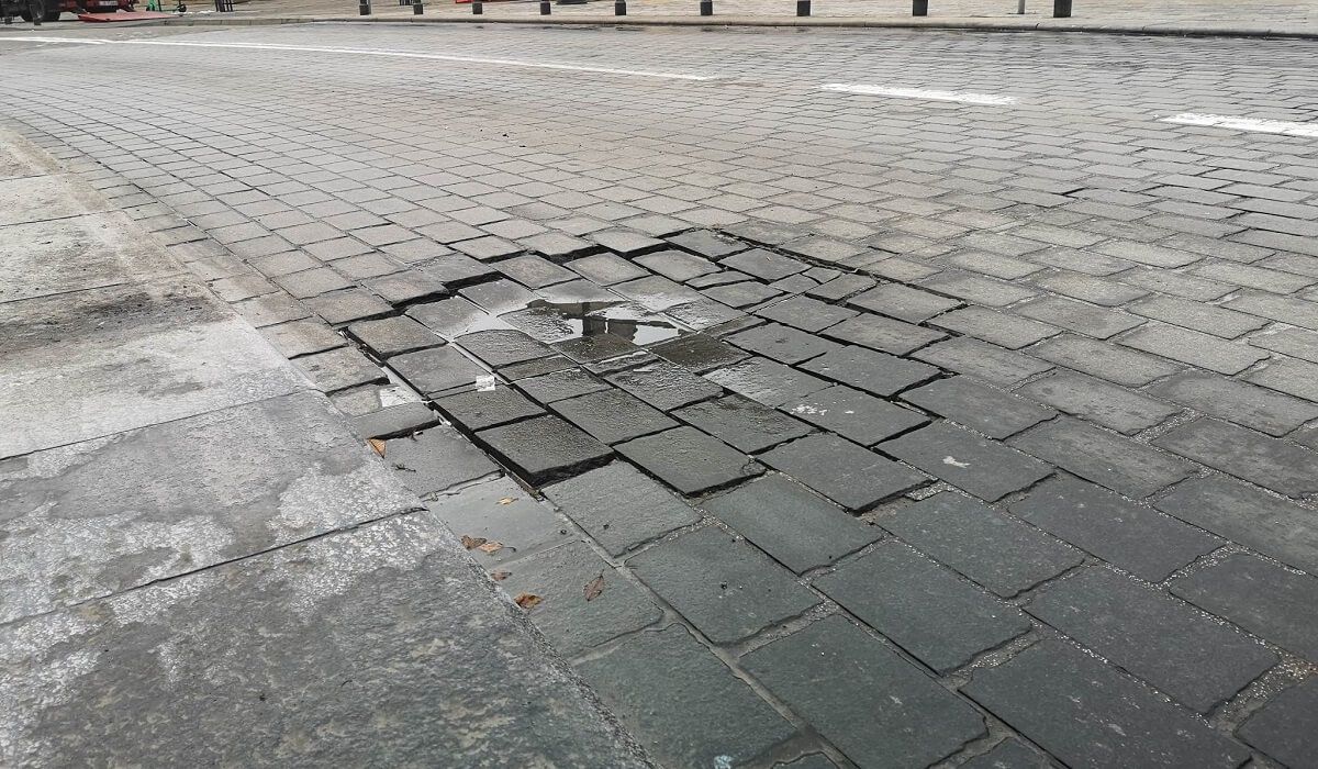 Zapadnięty fragment jezdni na ul. Królewskiej w Lublinie