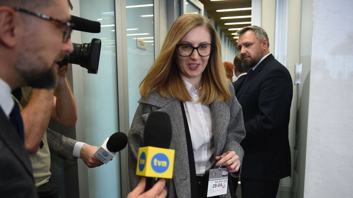 Podpisano tymczasowe porozumienie PA?P - kontrolererzy
28.04.2022 Warszawa Posiedzenie podkomisji stalej do spraw transportu lotniczego Informacja nt rozwiazania konfliktu z kontrolerami ruchu lotniczego   fot. Zbyszek Kaczmarek/REPORTER
n/z: Anita Oleksiak
Zbyszek Kaczmarek/REPORTER