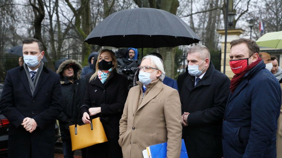 Spotkanie premiera z opozycj? w sprawie walki z pandemi?Fot. Jakub Kaminski/East News, Warszawa, 25.01.2022. Premier Mateusz Morawiecki zaprosil szefow klubow i kol parlamentarnych oraz szefow najwiekszych partii na spotkanie w sprawie wdrazania dalszych rozwiazan prawnych i systemowych w celu walki z pandemia.
N/z: poslowie: Wladyslaw Kosiniak-Kamysz, Hanna Gill-Piatek, Wojciech Maksymowicz, Bartosz Alrukowicz, Tomasz Trela.Jakub Kaminski