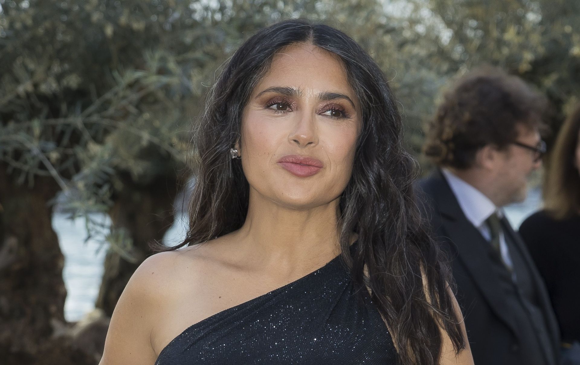 Salma Hayek w satynowej sukni w panterkę na ulicach Londynu