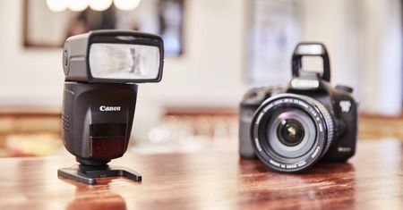 Canon Speedlite 470 EX-AI automatycznie ustawi palnik, by odbić światło