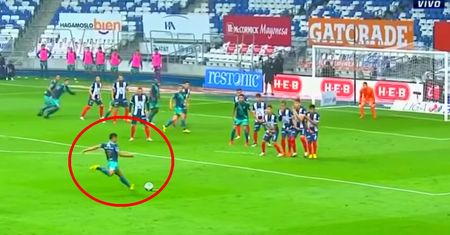 #dziejesiewsporcie: potężny strzał, odrobina szczęścia i... fantastyczny gol. Palce lizać!
